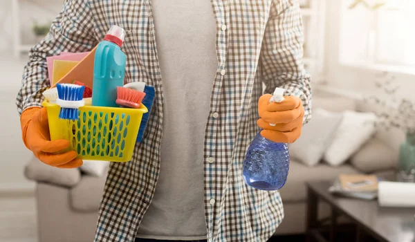 Hombre irreconocible del servicio de limpieza en casa —  Fotos de Stock