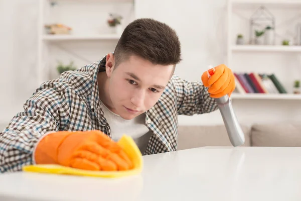 Jovem limpando casa com detergentes — Fotografia de Stock