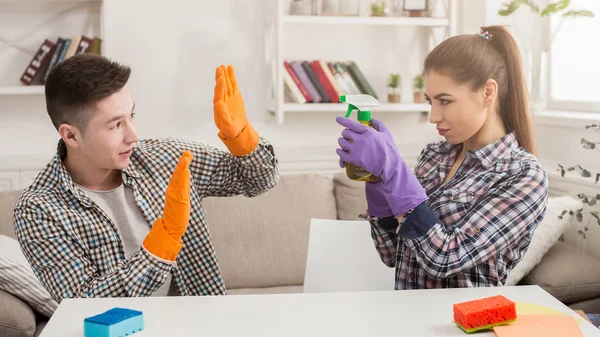 Paar thuis samen schoonmaken — Stockfoto