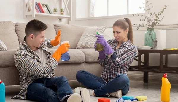 Couple nettoyage à la maison ensemble — Photo