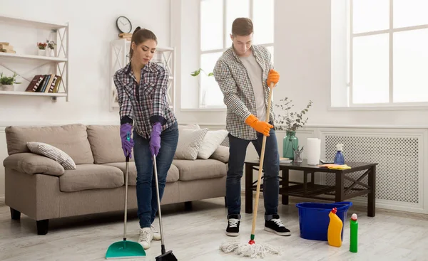 Pareja limpieza en casa juntos — Foto de Stock