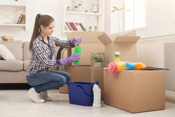 Jeune femme déballer des boîtes après le déménagement — Photo