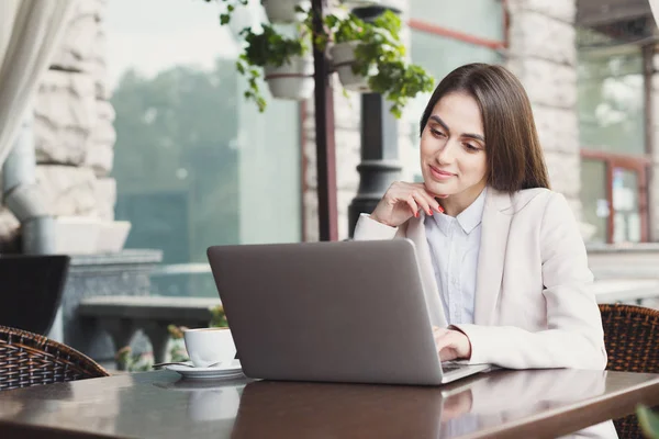Açık havada laptop ile çalışan genç iş kadını — Stok fotoğraf