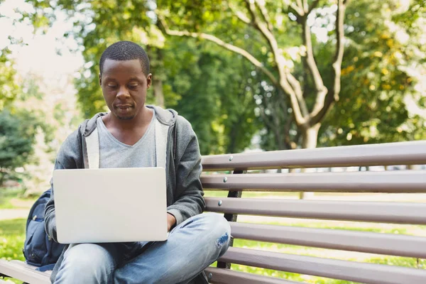 Homem concentrado trabalhando em seu laptop ao ar livre — Fotografia de Stock