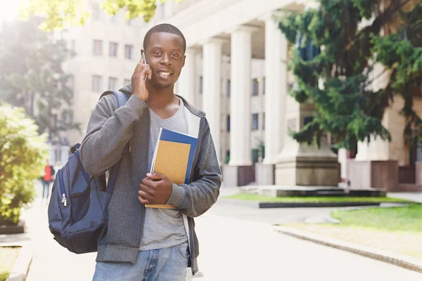 Giovane studente che parla su smartphone nel parco — Foto Stock