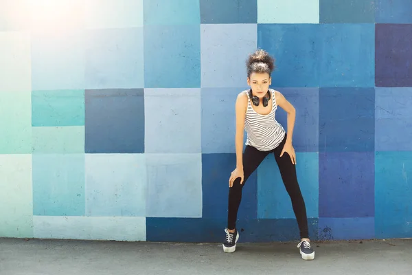 African-american woman posing at bright wall — Stock Photo, Image