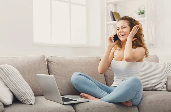 Hermoso freelancer trabajando en casa — Foto de Stock