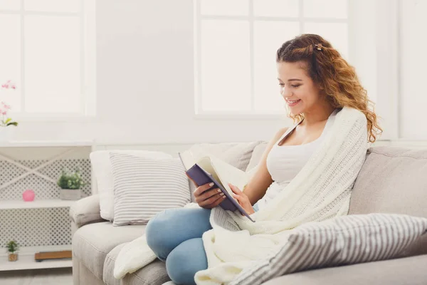 Acogedora casa. Joven mujer reflexiva con libro — Foto de Stock