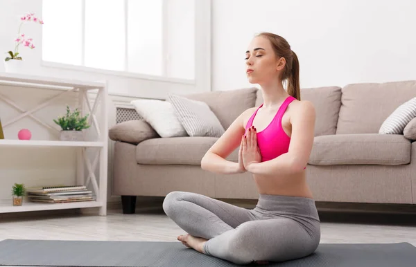 Woman training yoga in lotus pose — Stock Photo, Image