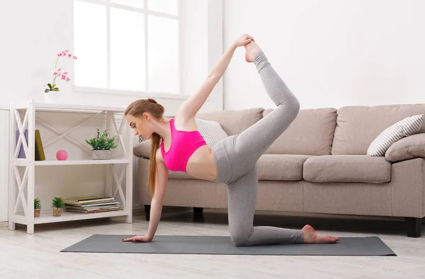 Mujer entrenando yoga en pose de tablón lateral —  Fotos de Stock