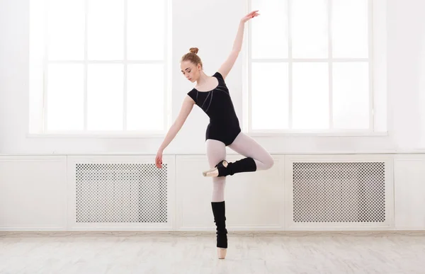 Bella ballerina sta in piroetta balletto — Foto Stock