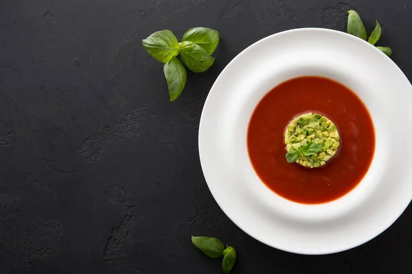 Cold tomato soup gazpacho with avocado top view — Stock Photo, Image