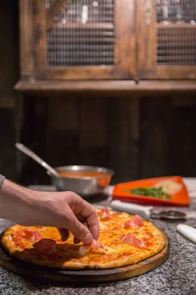 Prosciutto pizza için ekleme, kopyalama alanı — Stok fotoğraf