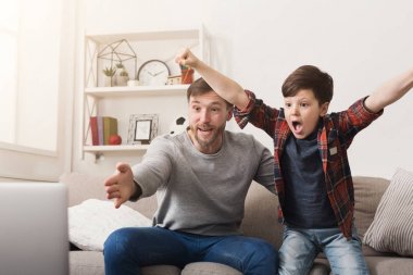 Baba ve oğul evde futbol TV izlerken