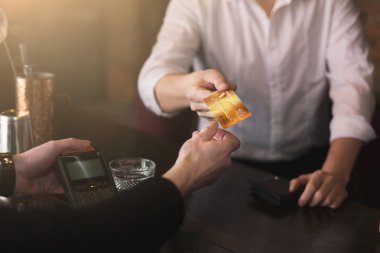 Barmen için kredi kartı veren işadamı