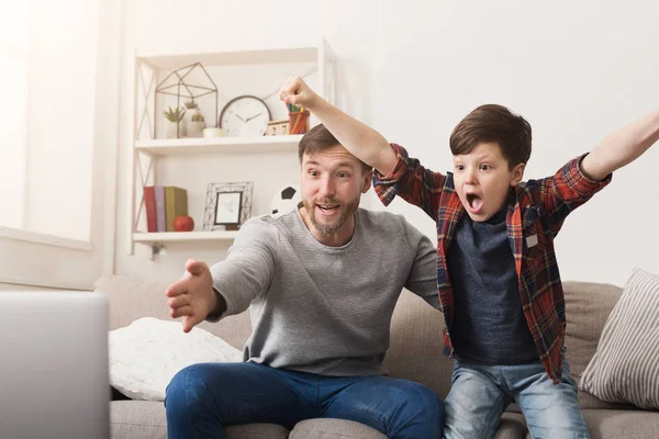 Padre e hijo viendo fútbol en la televisión en casa — Foto de Stock
