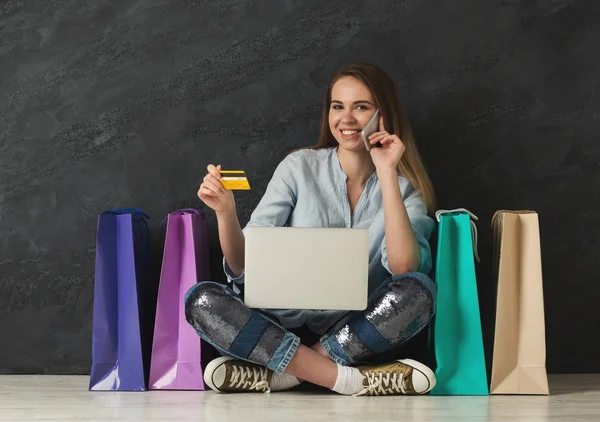 Donna felice di acquistare online con laptop e carta di credito — Foto Stock