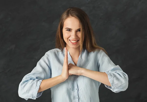 Lachende vrouw klaar om te vechten en ruzie — Stockfoto