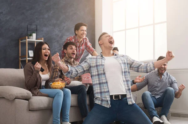 Przyjaciele bardzo podekscytowany oglądania meczu piłki nożnej w domu — Zdjęcie stockowe