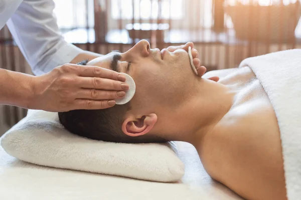 Man getting facial treatment at beauty salon — Stock Photo, Image