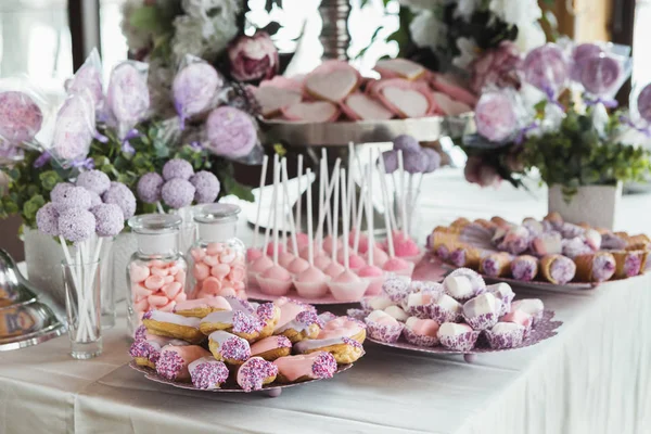 Mesa de postres para cualquier fiesta en el fondo de madera —  Fotos de Stock