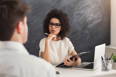 Genç arkadaşları birkaç modern ofiste çalışıyor