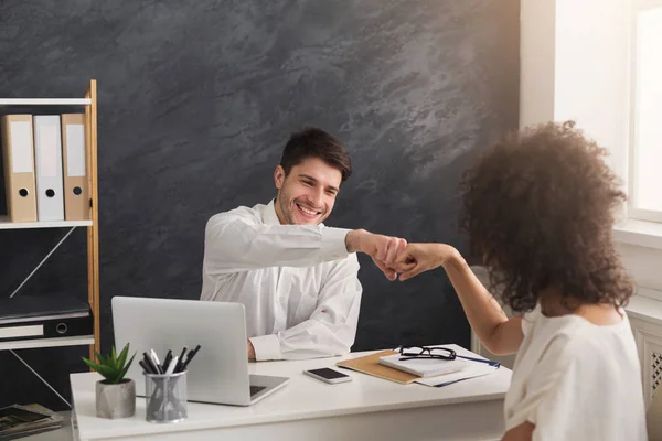 Ende des erfolgreichen Vorstellungsgesprächs, Kopierraum — Stockfoto