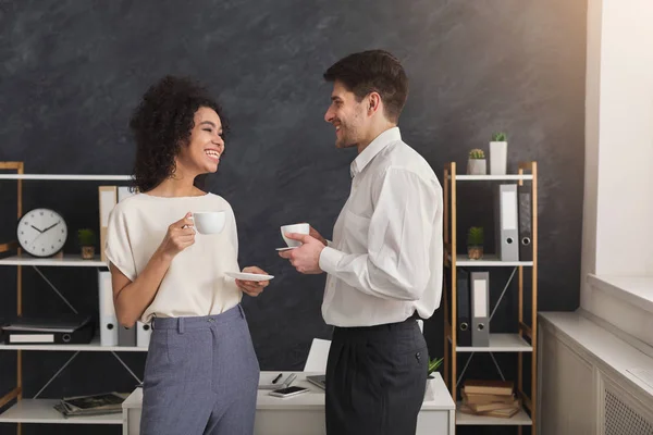 Un par de colegas tomando café en la oficina — Foto de Stock