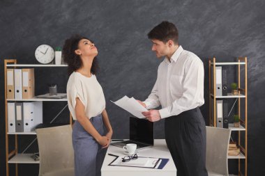 Kızgın patron gösteren hata sekreter için