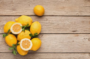 Yığın limon rustik ahşap arka plan, üstten görünüm