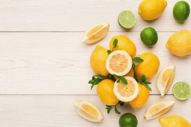 Yığın limon rustik ahşap arka plan, üstten görünüm