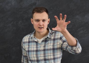 Agresif adam bir şey kapma