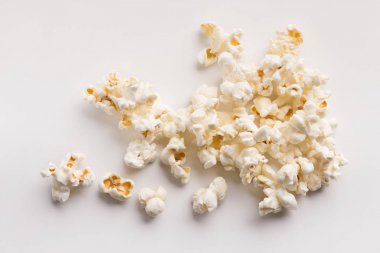 Beyaz arka plan üzerinde izole patlamış mısır kazık