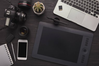 Tasarımcı çalışma alanı ile grafik tablet ve dizüstü