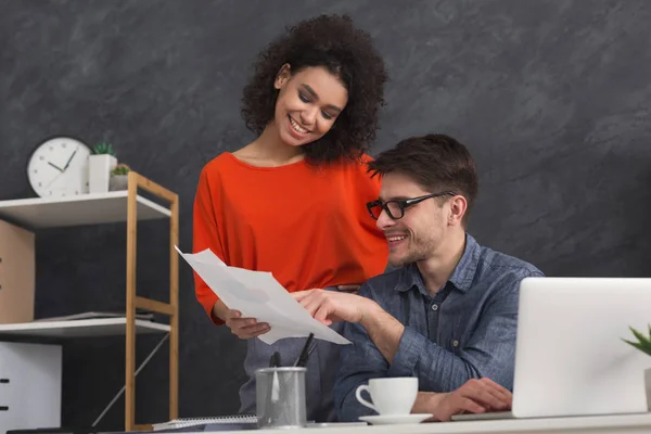 Zwei junge Kollegen arbeiten im modernen Büro — Stockfoto