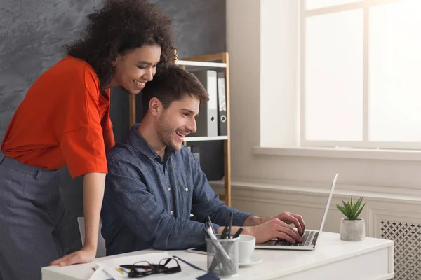 Zwei Geschäftspartner arbeiten in modernem Büro — Stockfoto