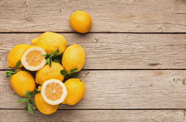 Yığın limon rustik ahşap arka plan, üstten görünüm