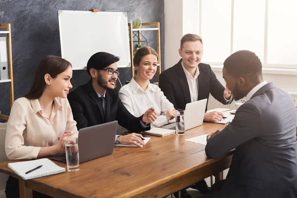 Equipo de negocios hablando con solicitante negro — Foto de Stock