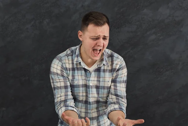 Emotionele stress man portret op donkere achtergrond — Stockfoto