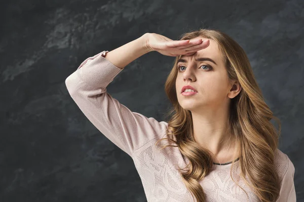 Ung vacker kvinna blickar in i distansera, — Stockfoto