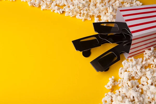3D glasögon och popcorn på gul bakgrund — Stockfoto