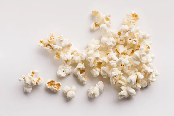 Hromada popcornu izolovaných na bílém pozadí — Stock fotografie