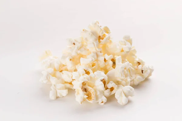 Popcorn-Haufen isoliert auf weißem Hintergrund — Stockfoto