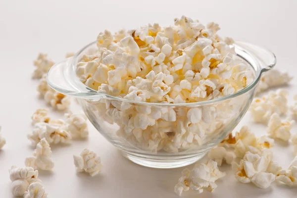 Popcorn skål isolerad på vit bakgrund — Stockfoto