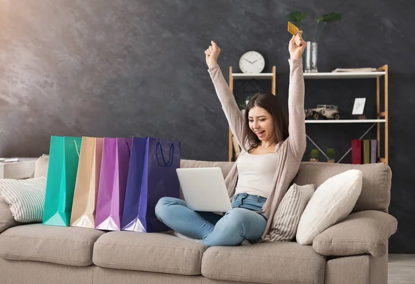 Mulher de moda comprando online com laptop e cartão de crédito — Fotografia de Stock