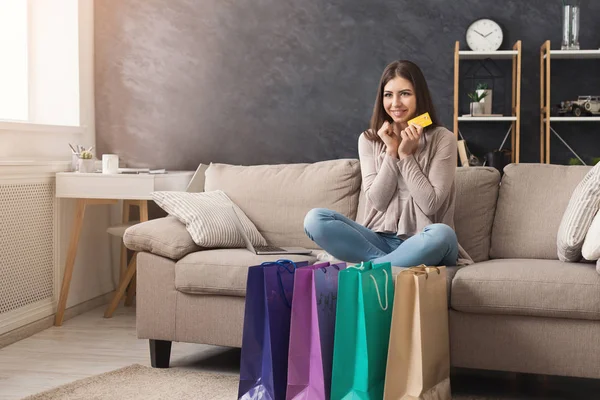 Mujer feliz compra en línea con ordenador portátil y tarjeta de crédito — Foto de Stock
