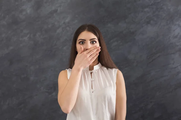 Φοβισμένη γυναίκα που καλύπτουν το στόμα με το χέρι — Φωτογραφία Αρχείου