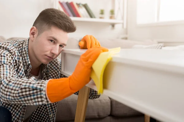 Joven limpiando casa con detergentes — Foto de Stock