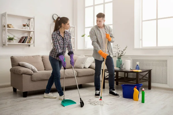 Paar thuis samen schoonmaken — Stockfoto