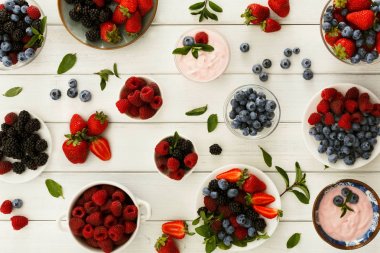 Sağlıklı bir kahvaltı meyve ve yoğurt Beyaz ahşap tablo